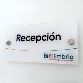 Señalización de área en acrílico