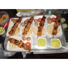 Chuzos de cerdo y pollo.