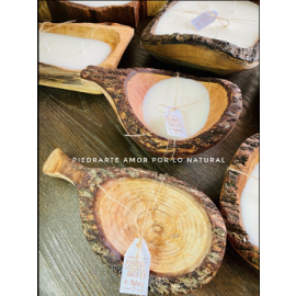 Velas Artesanales elaboradas con Cera de Palma Vegetal en moldes elaborados con madera reciclada.