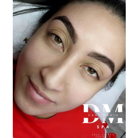 Diseño de cejas, depilación con hilo y sombreado temporal