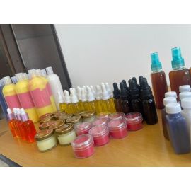 Shampoo sin sal ni parabenos,  a base de romero, cebolla, ortiga, quina, cola de caballo y vitaminas.