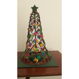 Arbol navideño realizado en papel de alta gama para escritorio