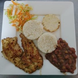 "Deliciosos frijoles con pollo a la plancha a compañado de caldo de pescado o la sopa del día