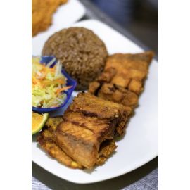 Posta de bagre apanado  de 250gr acompañado de caldo de pescado y arroz con coco