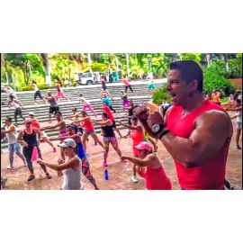 Trabajo aeróbico dinámico con técnica de boxeo, en el cual se trabaja la coordinación y motricidad, también la concentración y el trabajo de resistencia física y cardio.